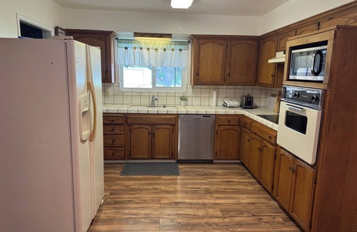 Raisin House | Family friendly 3 bedroom house near by Fresno State in Fresno with AC and Pool