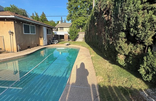 Raisin House | Family friendly 3 bedroom house near by Fresno State in Fresno with AC and Pool