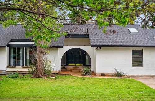 Georgetown Villa | Family Friendly: Giant Hot Tub! Game Room! King Bed, Austin Close