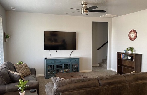 Caldwell House | Family Friendly Home, Quiet Culdesac (Sleeps 10-12)