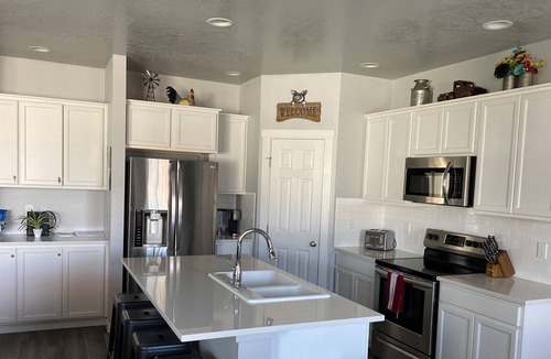 Caldwell House | Family Friendly Home, Quiet Culdesac (Sleeps 10-12)