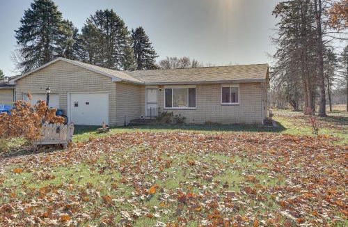 New Franklin House | Family-Friendly Home with Fire Pit about 10 Mi to Akron!