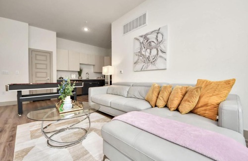 Addicks Apartment | Family Friendly Houston Apartment Game Room Pool & King Beds
