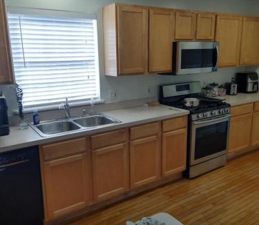 Detroit - Shoreway House | Family Friendly JUST LIKE HOME