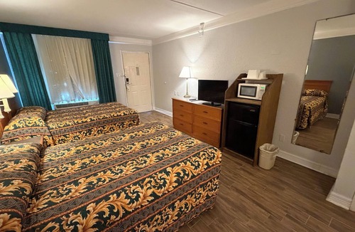 Clodine Hotel | Family-friendly Non-Smoking Double Bedroom in Southwest Houston with AC