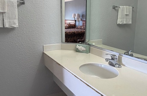 Clodine Hotel | Family-friendly Non-Smoking Double Bedroom in Southwest Houston with AC