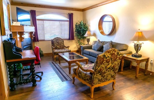 Midway Villa | Family Getaway~Pool, Hot Sprng, Scuba & Ice Castles Villa 1073-1