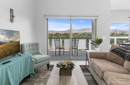 Southeast Boise Apartment | Fantastic 2bed/2bath Penthouse - Downtown Boise location, AMAZING mountain views