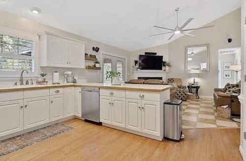 Greensboro House | Fantastic Cottage with big backyard near the city