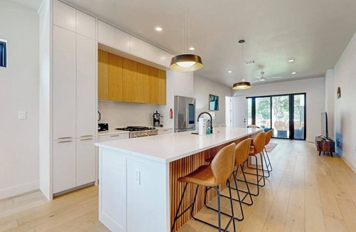 Highland House | Fantastic townhouse with enclosed backyard and high-speed internet