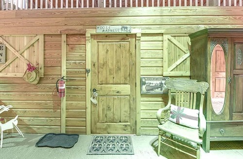 Carmine Cabin | Fantastic Wooden Cabin with Great Countryside Vistas in Round Top, Texas
