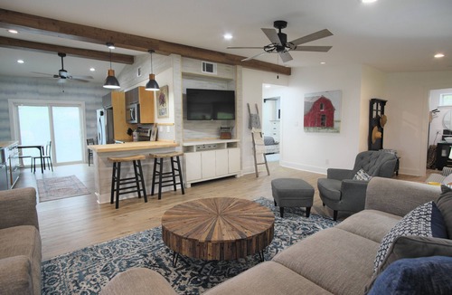Dickinson House | Farmhouse close to Galveston Bay & Beaches, Kemah. Boating, Fishing& Kayaking