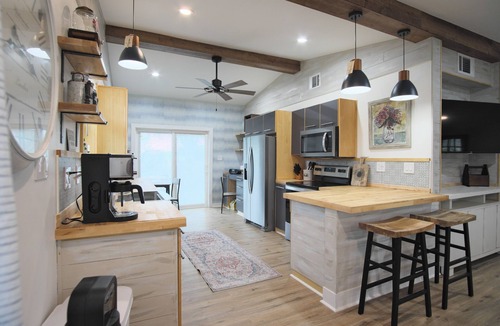 Dickinson House | Farmhouse close to Galveston Bay & Beaches, Kemah. Boating, Fishing& Kayaking