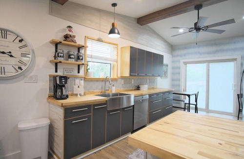 Dickinson House | Farmhouse close to Galveston Bay & Beaches, Kemah. Boating, Fishing& Kayaking