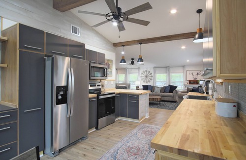 Dickinson House | Farmhouse close to Galveston Bay & Beaches, Kemah. Boating, Fishing& Kayaking