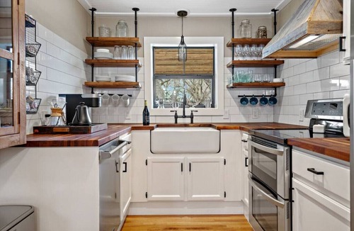 Fredericksburg House | Farmhouse Hot Tub & Fireplace Min to Town/Wineries