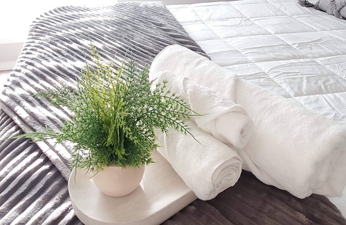 Brookhollow Apartment | Fashionable stylish apartment near Galleria