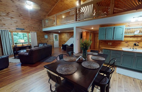 Laurelville Cabin | Fern Ridge Cabin - Hot Tub - 60 Acres with Trails!