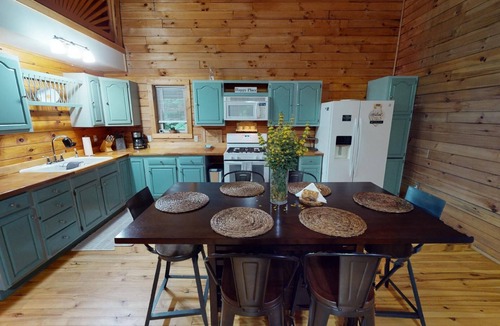 Laurelville Cabin | Fern Ridge Cabin - Hot Tub - 60 Acres with Trails!