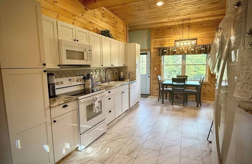 Accident Cabin | Fernwood | Secluded | Deep Creek & Wisp | Hot Tub