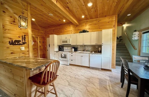 Accident Cabin | Fernwood | Secluded | Deep Creek & Wisp | Hot Tub