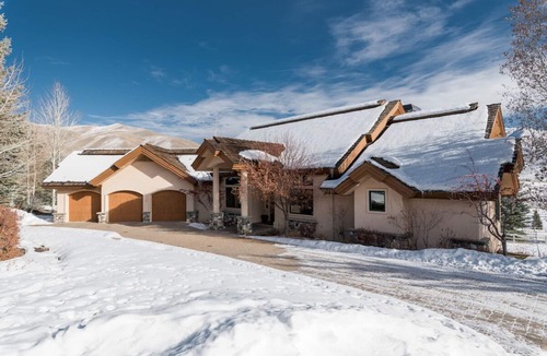 Highlands House | Festive Dates Available! Spacious Mountain Home with WIFI, Pool Table, and Panoramic Views