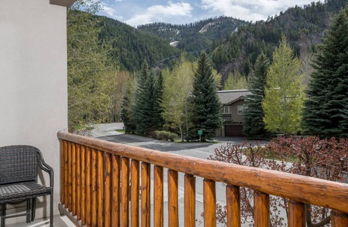 Ketchum Condo | Festive Stays Available! Charming Corner Condo with WIFI & Mountain Views; Short Walk to Ski Lif