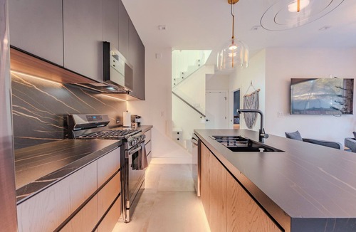 Underwood Hills House | FIFA 2026 HQ - Two Cabins, Sleeps 12 - 2.5 Mi to Mercedes-Benz Stadium