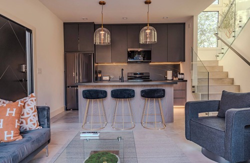 Underwood Hills House | FIFA 2026 HQ - Two Cabins, Sleeps 12 - 2.5 Mi to Mercedes-Benz Stadium