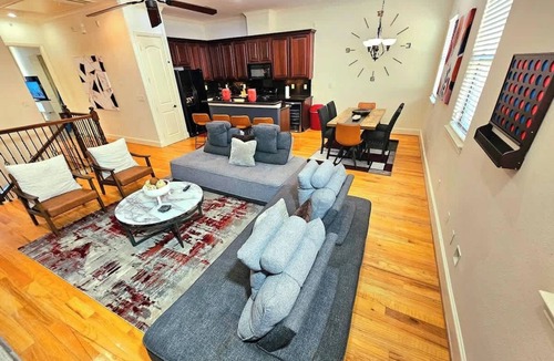 Woodlake - Briar Meadow House | FIFA Escape | Private Jacuzzi | Near Galleria