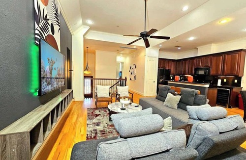 Woodlake - Briar Meadow House | FIFA Escape | Private Jacuzzi | Near Galleria