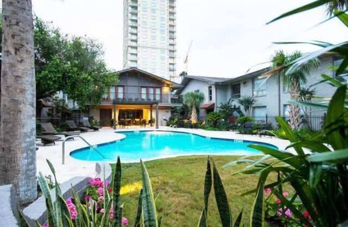 Uptown Apartment | MAJOR INTERNATIONAL SPORTING EVENT Fan Loft at Galleria | Pool Access