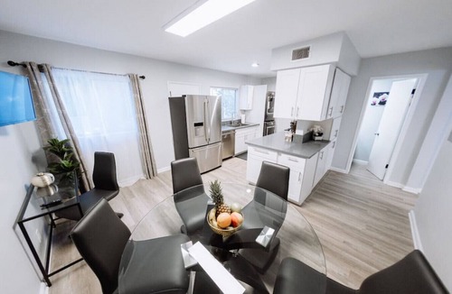 NoHo Arts District Villa | FIFA World Cup: TRANQUIL NOHO GEM: RENOVATED 2BR TOWNHOME w/PRIVATE FENCED PATIO & PARKING p29