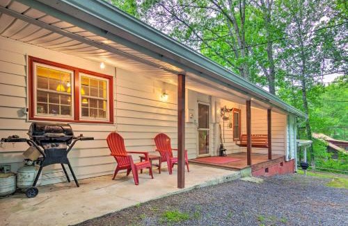 Linville Falls House | Fire Pit & Porch! Rustic Linville Falls Cottage