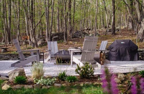Rowland House | Fire Pit, Private & Stylish Birdsong Schoolhouse