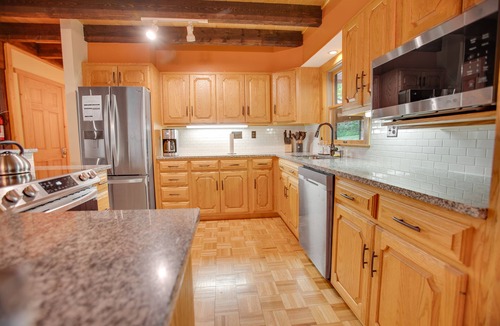 Sabinsville Cabin | Fireside Cabin | HOT TUB, TV + Game Room!