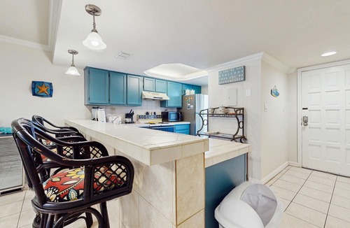 South Padre Island Condo | First-floor Condo with Shared Pool & Hot Tub - 1 Block to Beach