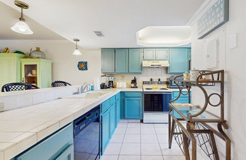 South Padre Island Condo | First-floor Condo with Shared Pool & Hot Tub - 1 Block to Beach