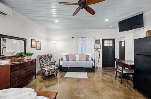 Gruene Apartment | First Floor of River Haven Guest House w/Hot Tub by Gruene!