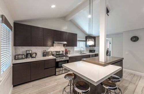 West Newport Condo | Five Bedroom Four Bath Upper Condo By The Beach with AC!
