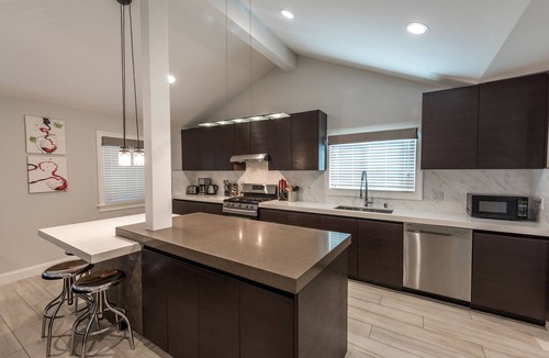 West Newport Condo | Five Bedroom Four Bath Upper Condo By The Beach with AC!