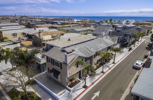 West Newport Condo | Five Bedroom Four Bath Upper Condo By The Beach with AC!