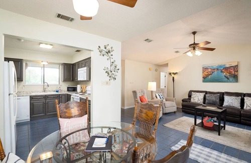 Martindale House | Floaters Oasis near the River