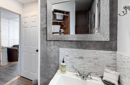 Bayview Boat Rental | Floating Home on the Lake W/Direct Lake Access, Free WiFi and Full Kitchen