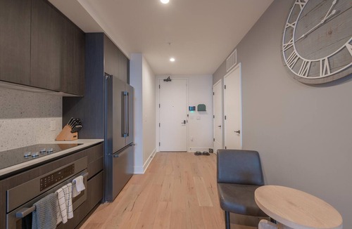 Rainey Street Historic District Condo | Floor 22 King, Rooftop Pool, Free Cabanas, Dogs OK