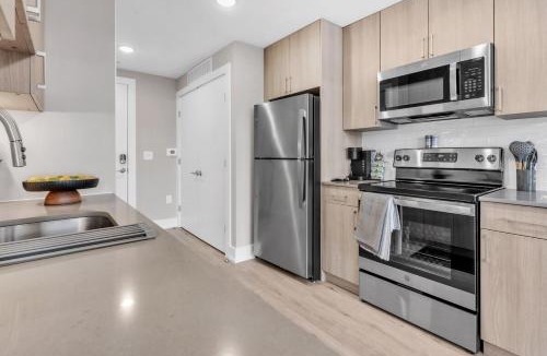 Northern Liberties Apartment | Floor To Ceiling Windows- Bridge Views - Studio