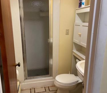Silver Spring House | Flower Avenue Hosting -Two DB Beds & Shower - Ground Floor Bedroom 1 Person 66 Night, 2 persons 122 - 3rd & 4th add 52 each