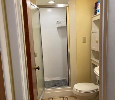 Silver Spring House | Flower Avenue Hosting -Two DB Beds & Shower - Ground Floor Bedroom 1 Person 66 Night, 2 persons 122 - 3rd & 4th add 52 each