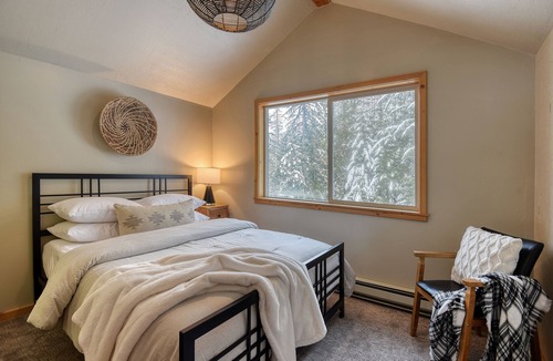Coolin Cabin | Flying Arrow Cabin ~ Priest Lake with Lake Views 3 bedrooms Sleeps 12