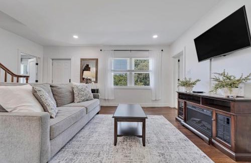 North Chesterfield House | Forest Hil Pet Friendly & Gourmet Kitchen